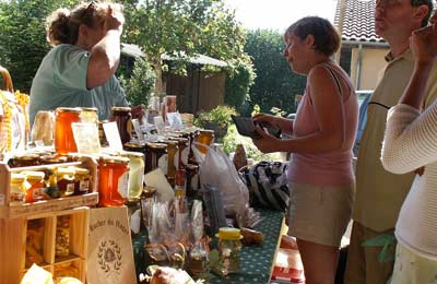 petit marché au camping les lacs de courtes à estang