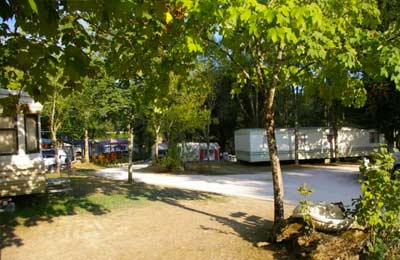Emplacements camping à estang (32)