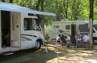emplacements camping cars aux lacs de courtes à estang