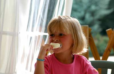 Manger une glace au camping les lacs de courtes